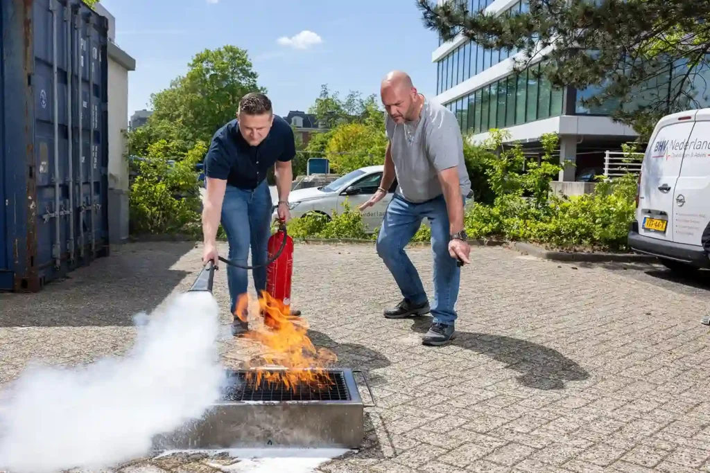 Incompany BHV-training, oefen met brandjes blussen op jouw locatie.
