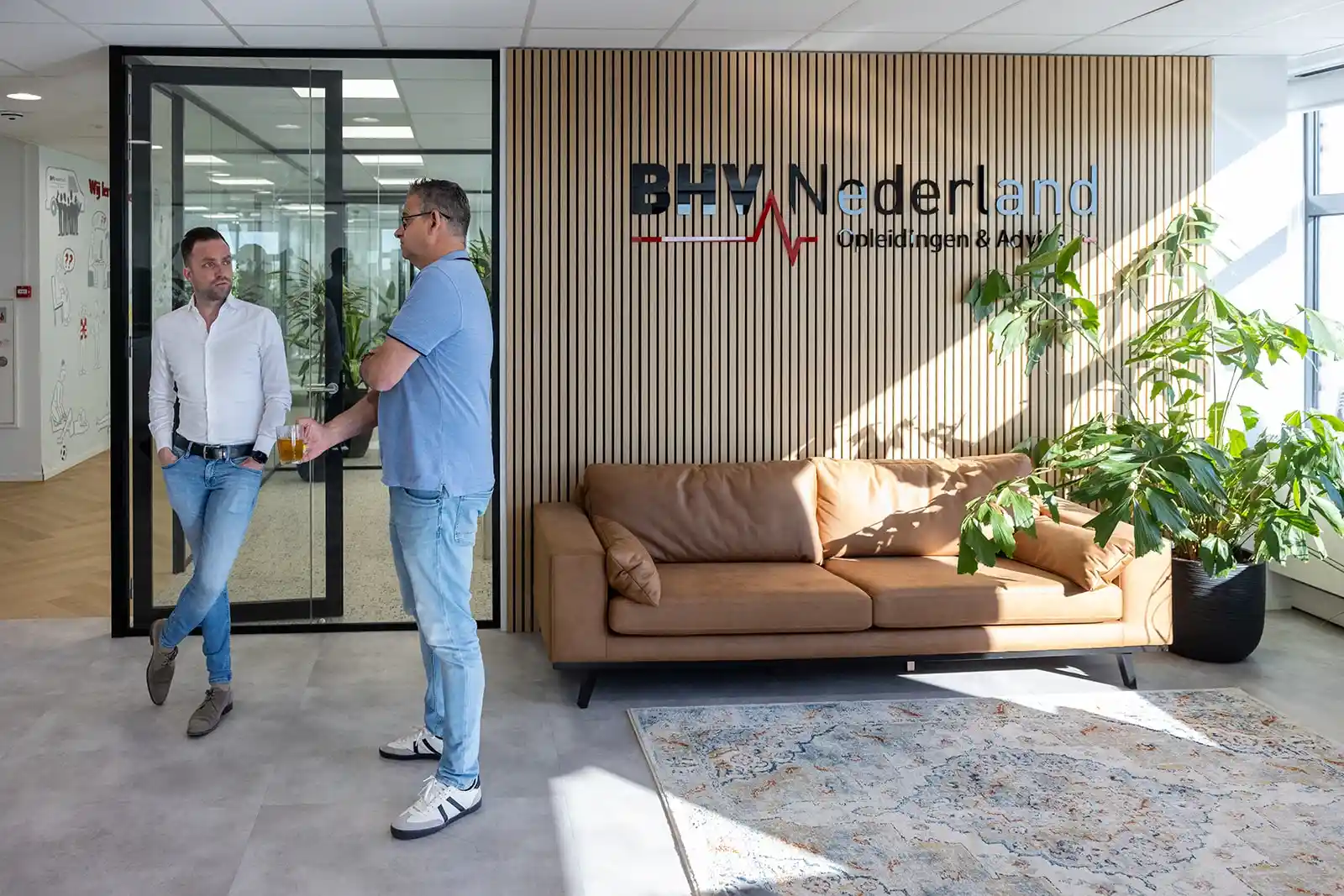 Overleg tussen twee BHV'ers